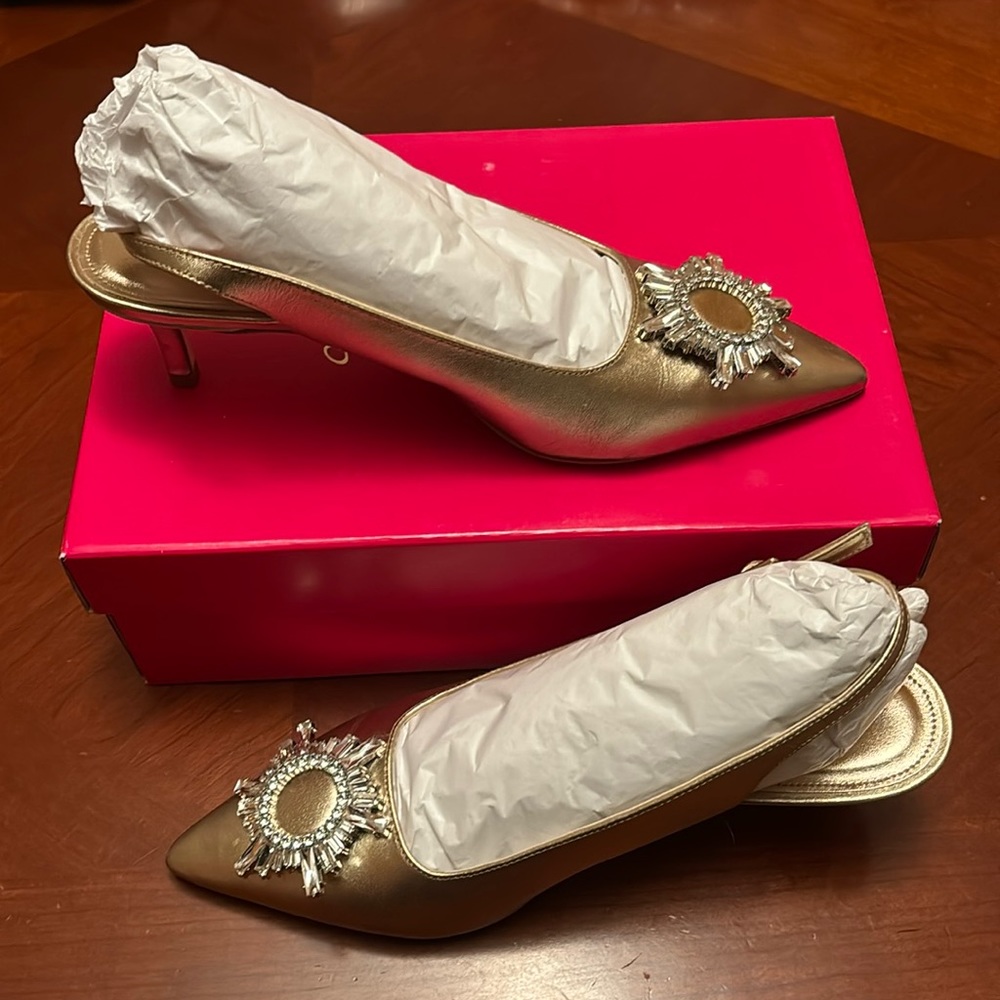 EUC Lilly Pulitzer gold shoe. 9.